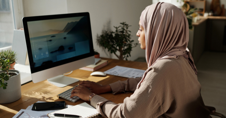 دور إدارة الموارد البشرية في خلق التوازن بين العمل والحياة للمرأة في مصر